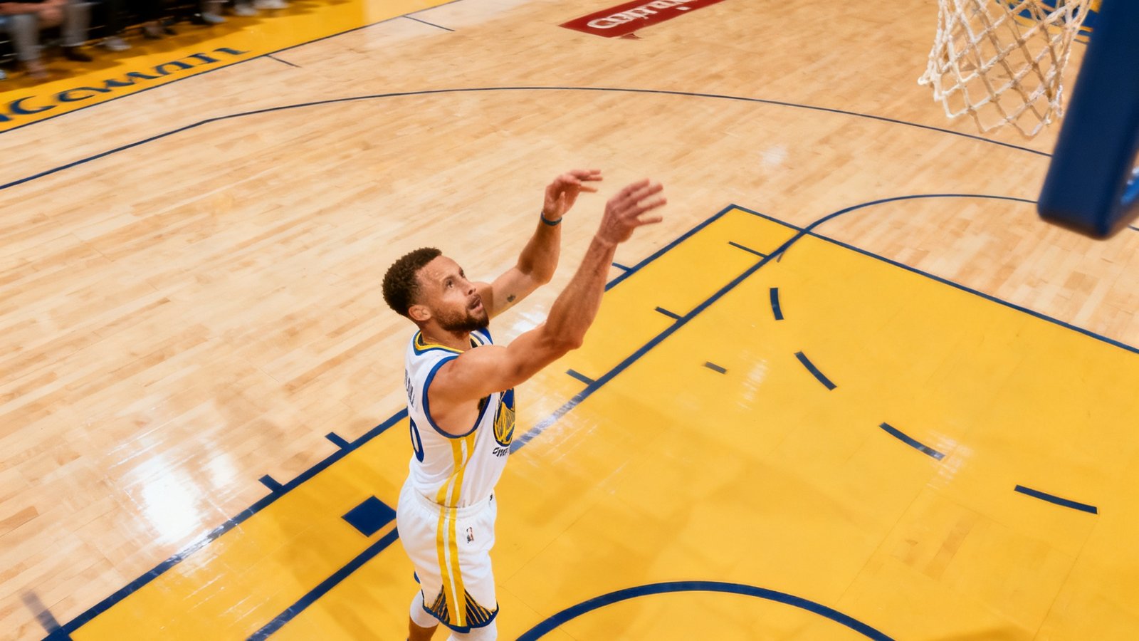 NBA战报图片，库里在三分线外出手投篮的瞬间，篮球划出高弧线飞向篮筐